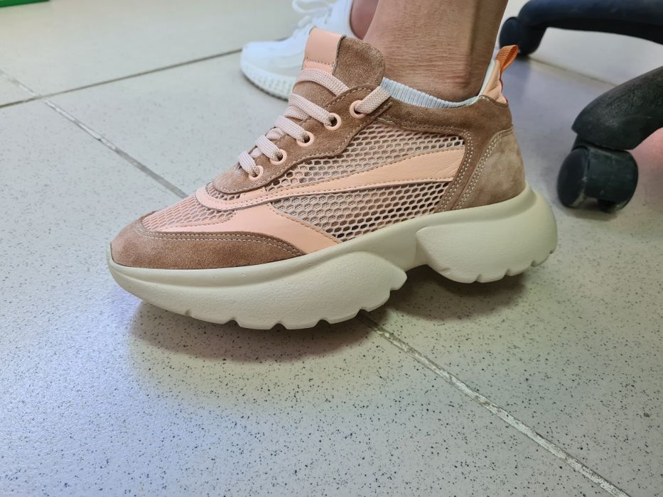 Кроссовки женские