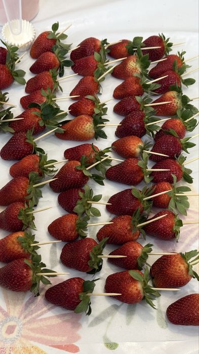 Клубника в шоколаде и тюльпаны