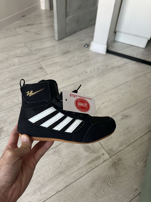 Продам боксерскую обувь