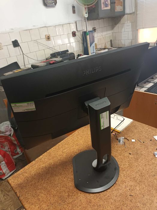 Продавам монитор PHILIPS 24инча