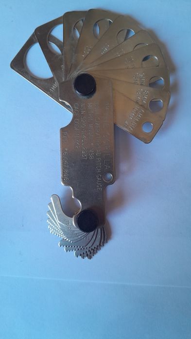 Vând cuțite de strung