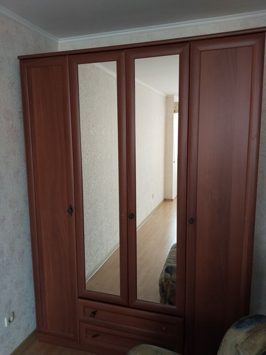 Шкаф с зеркалом .