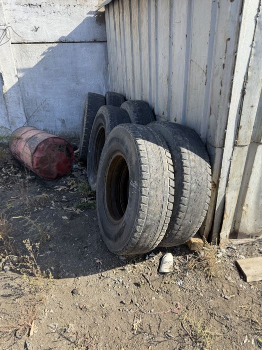 Продам резину 10 Р 20 на камаз