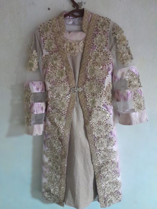 Kelinlar uchun arzon liboslar toji va oyoq kiyimi srochna sotiladi