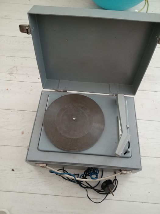 Проигрывать виниловый