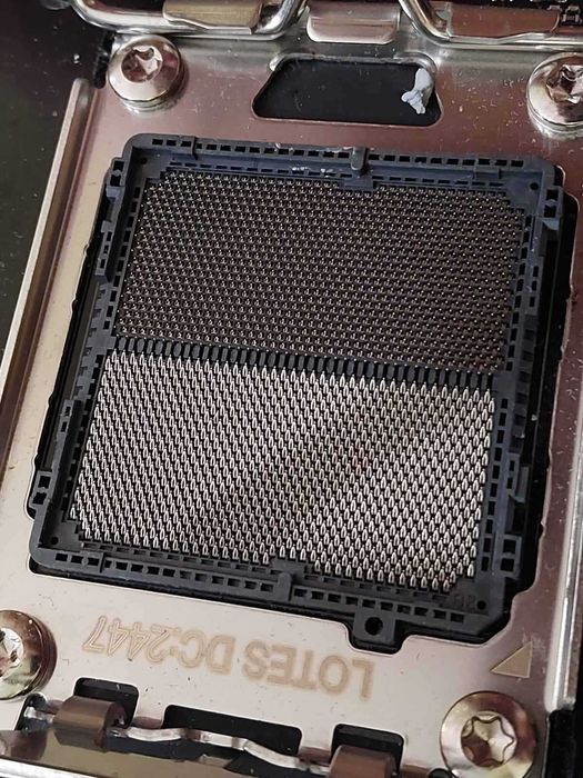 AMD Ryzen 7 9800X3D + Asus TUF B650-E Wi-Fi