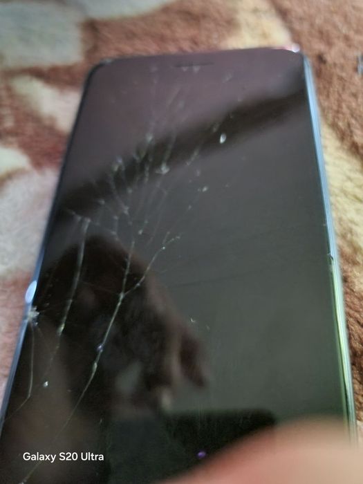 Айфон 8+         .