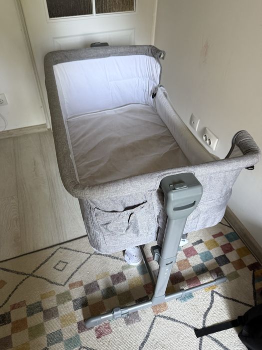 Pătuț (co-sleep) Kinderkraft Neste Up Gri + Saltea Manufaktura Reversibilă – Stare Foarte Bună