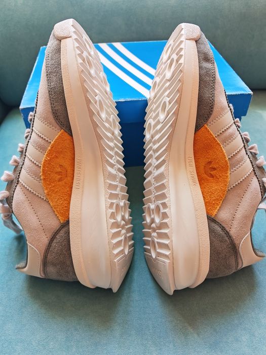 Маратонки Adidas .