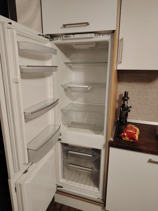 VÂND Combina frigorifica incorporabil NEFF FOLOSITA cu  corp mobilă