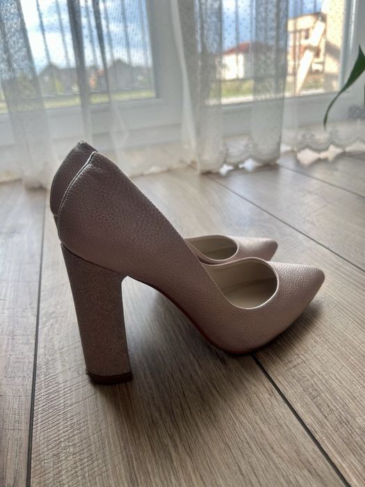 Pantofi cu toc gros de vânzare