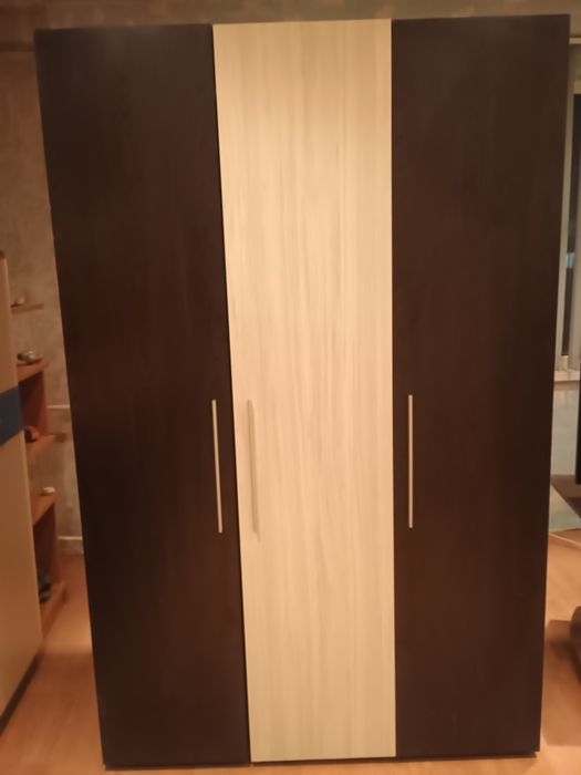 Продавам триклирен гардероб.