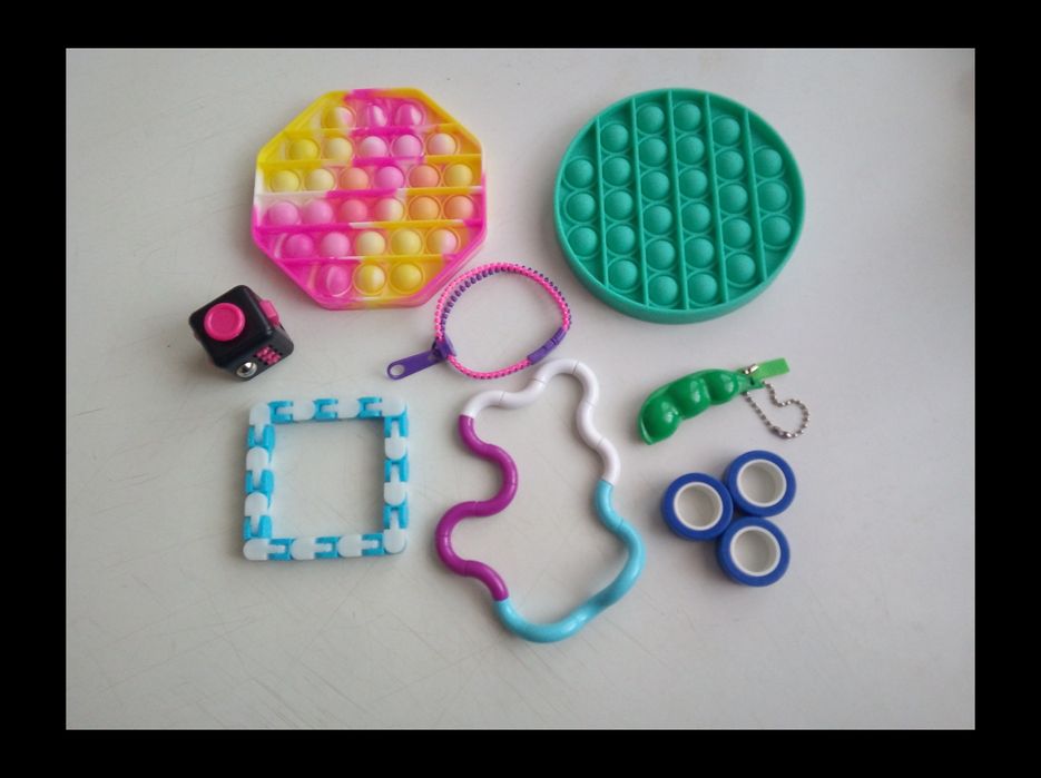 Лот попити и играчки