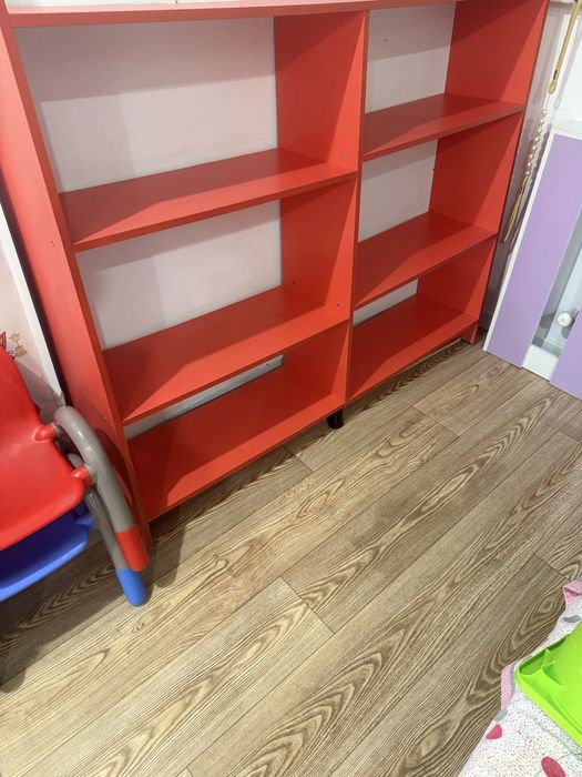 Шкаф красный для детского , недорого также есть полки