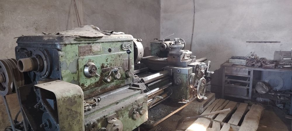 Токарний станок сотилади