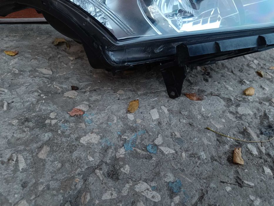 Продавам десен фар за Chevrolet Cruze