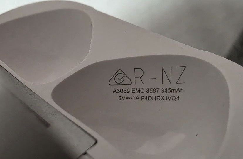 Продават се airpods 4