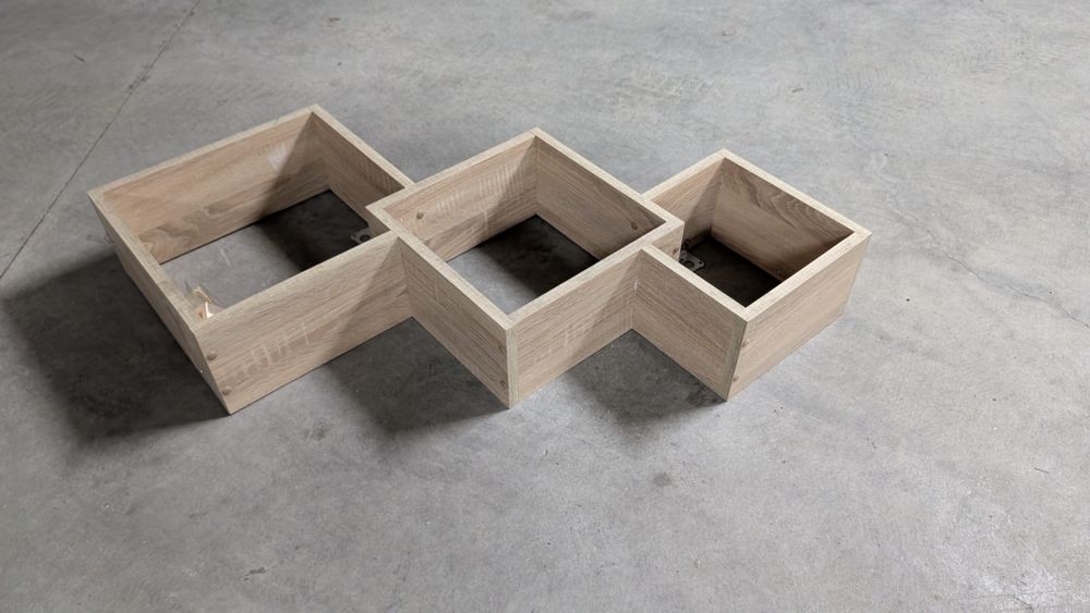 Навесна полица от ламинирано ПДЧ – компактна, с три квадратни ниши