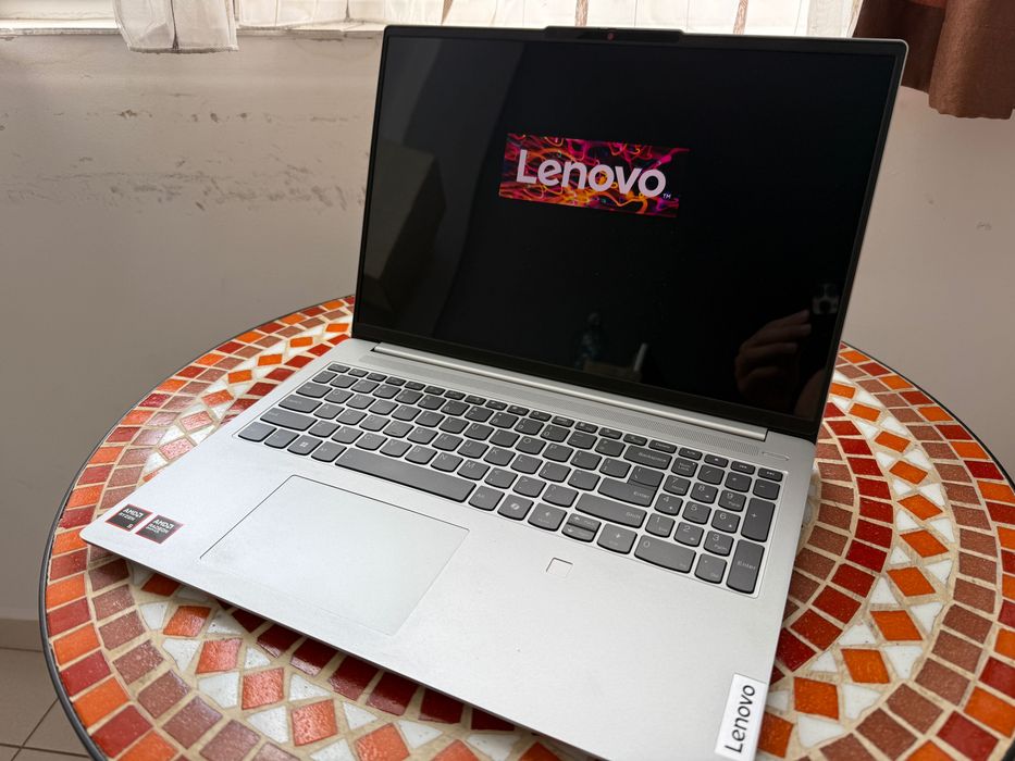 Near-Mint Lenovo IdeaPad Slim 5 | Ryzen 5 8645HS | 16GB RAM | 1TB SSD | Radeon 760M | OLED Display
