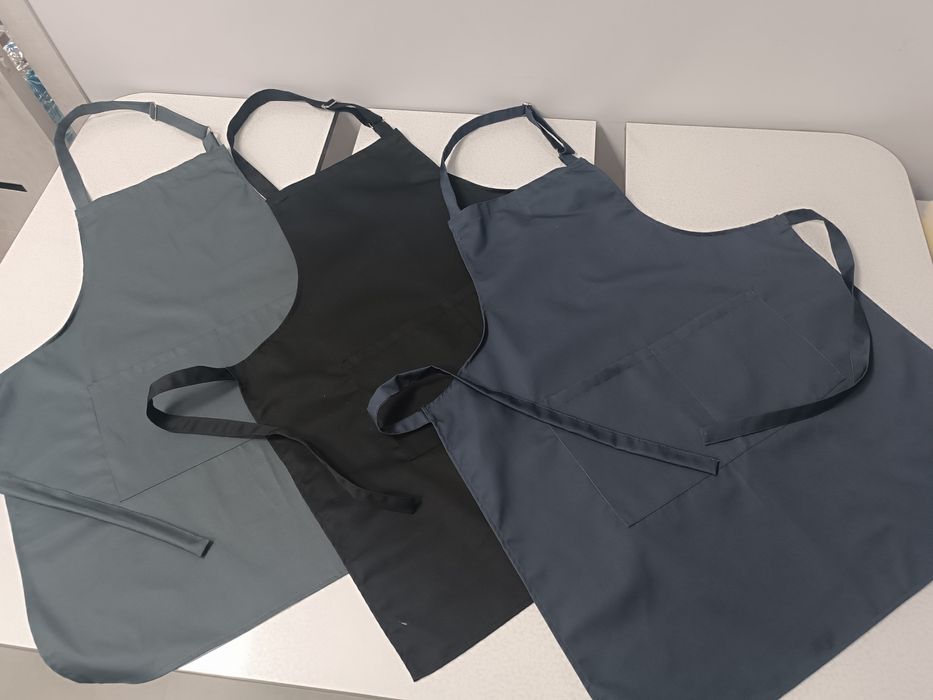 Фартуки на распродаже! Предлагаем разного цвета фартуки.