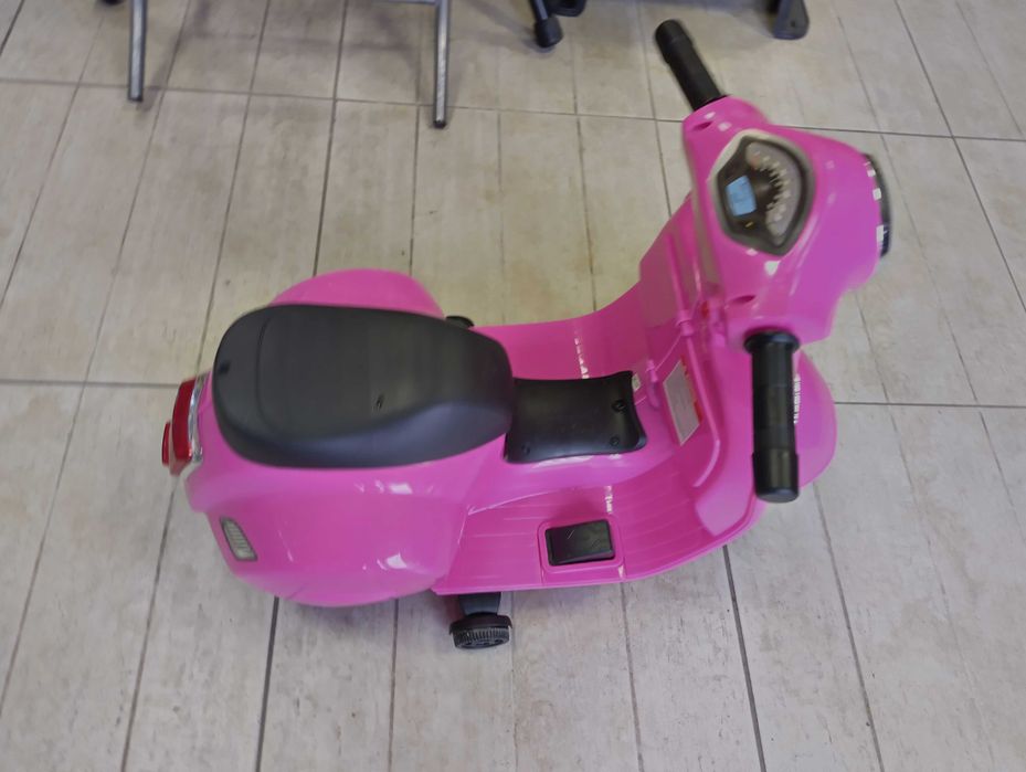 Розов акумулаторен мотор Vespa GTS Sport