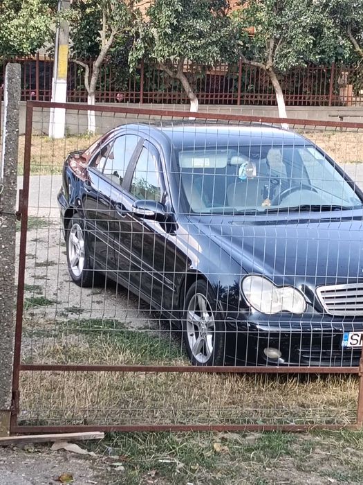 Mașină Mercedes Benz