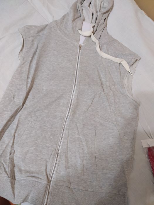 Безрукавка на замке с капюшоном