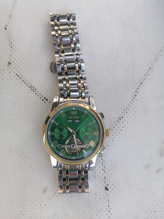 Продавам самонавиващ часовник Olevs водонепроницаем 3атм.