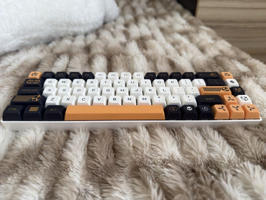 Механична клавиетура Tester68 с Gatheron Yellow суйтчове