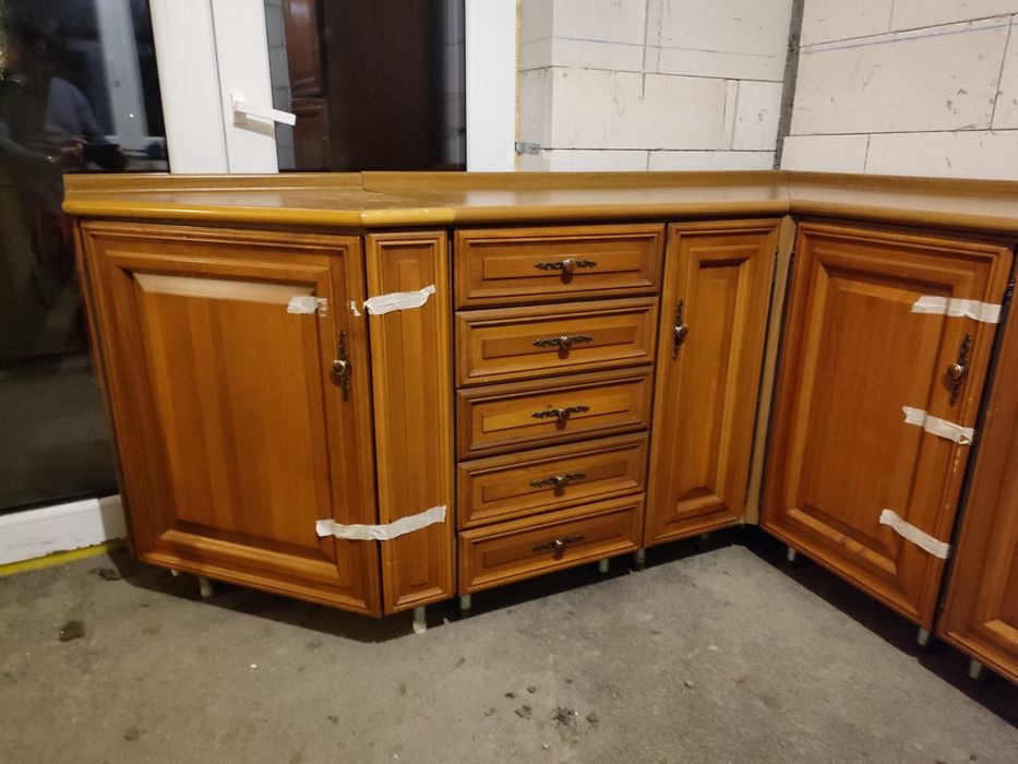 Mobila de bucătărie din lemn masiv