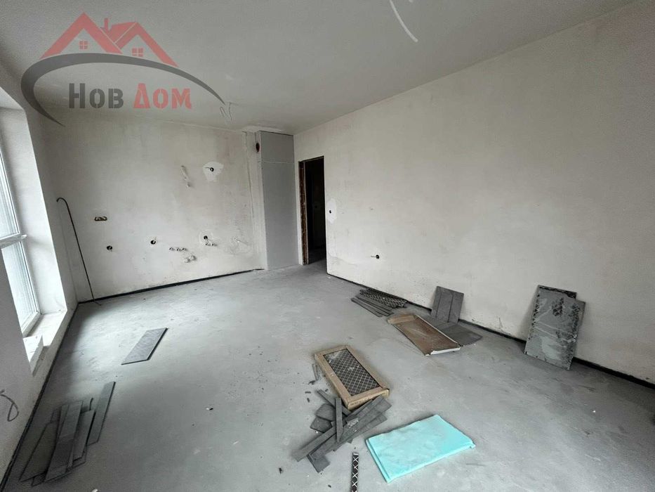 Тристаен до магазин Практикер