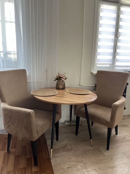 Продам кухонный стол с мягкими стульями