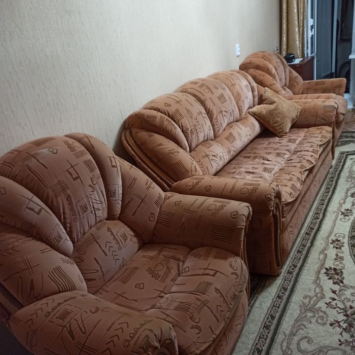 Продам б/у диван и 2 кресла.