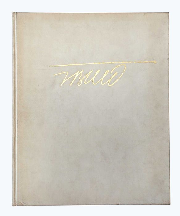 Продавам монография на Йосип Броз Тито.