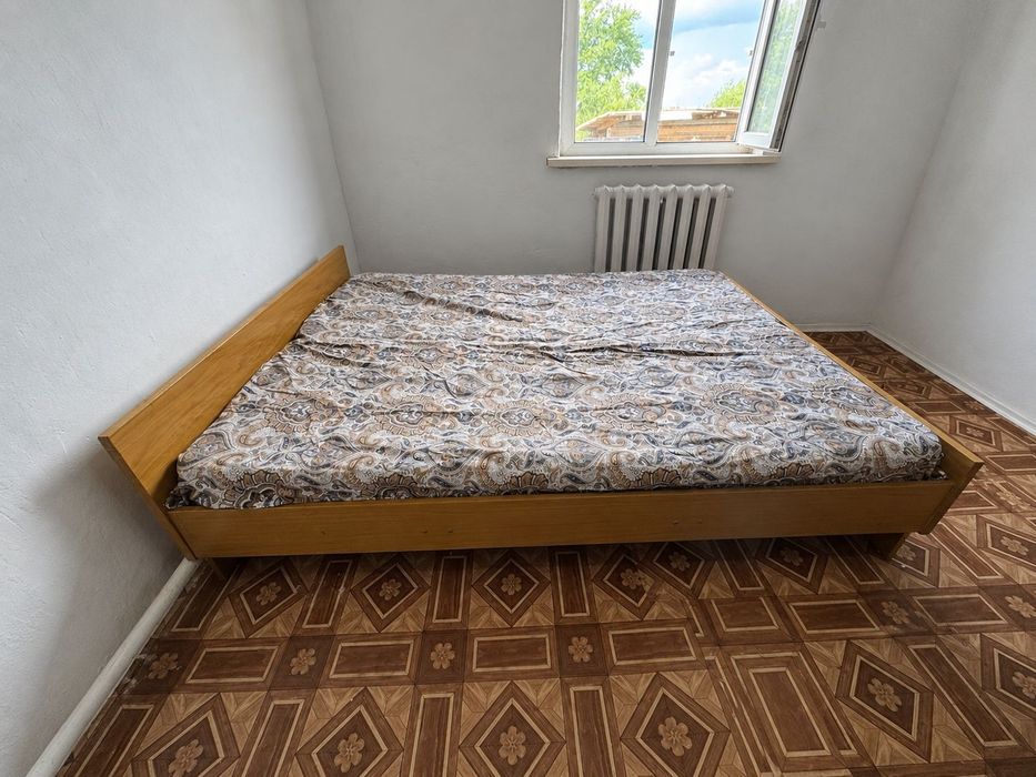 Продаётся двуспальная кровать с матрасом