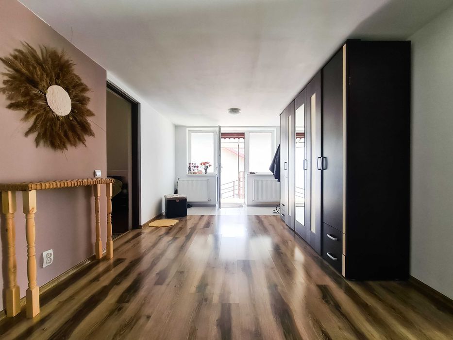 Casă unifamilială 9 camere, teren 560 mp, 7 locuri de parcare