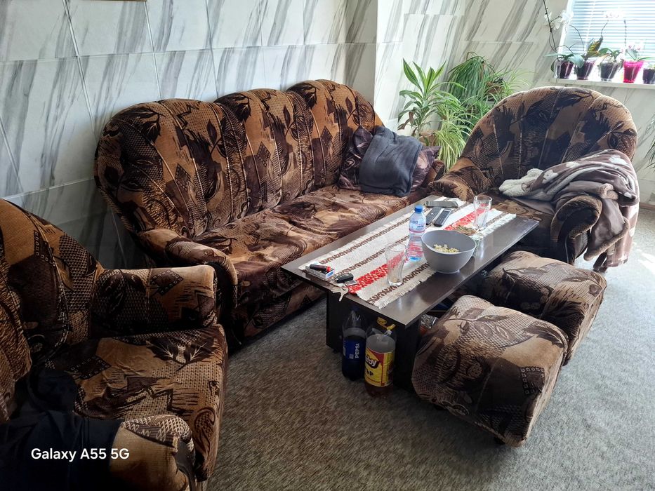 Диван с кресла и табуретки