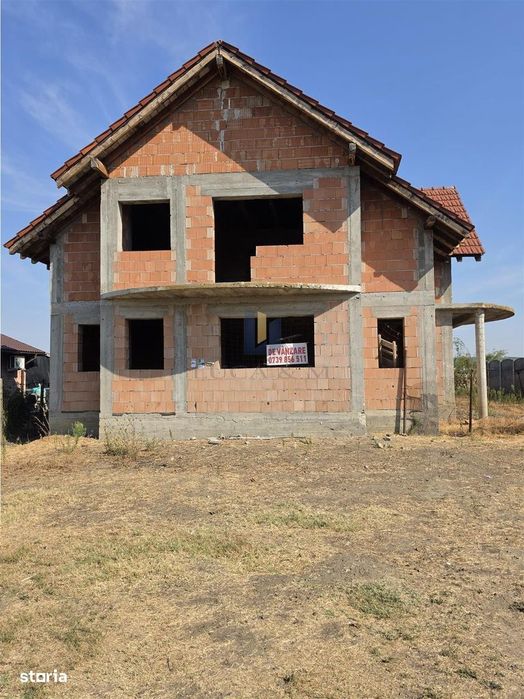 Casa parter si etaj la rosu ,Recas