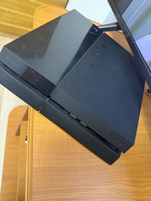 Vând PlayStation4