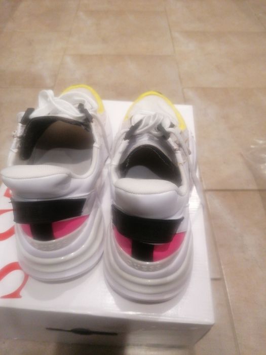 Маратонки Guess номер 39