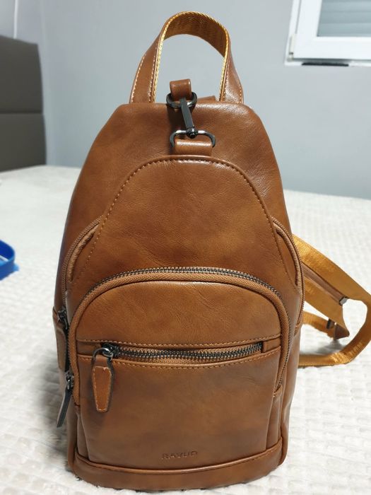 Нова. Дамска  оригинална раница/чанта за през рамо (sling bag) на марката RAVUO.