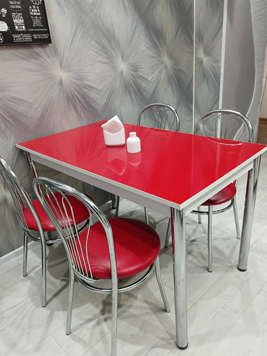 Продается стол со стульями в отличном состоянии