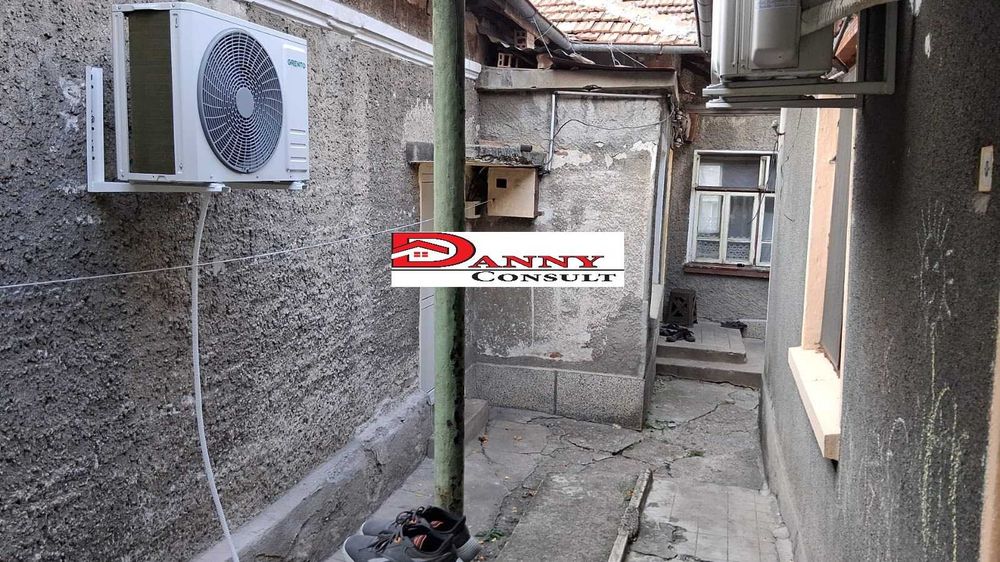 Едноетажна къща с двор в гр. Горна Оряховица, кв. ”Гарата”