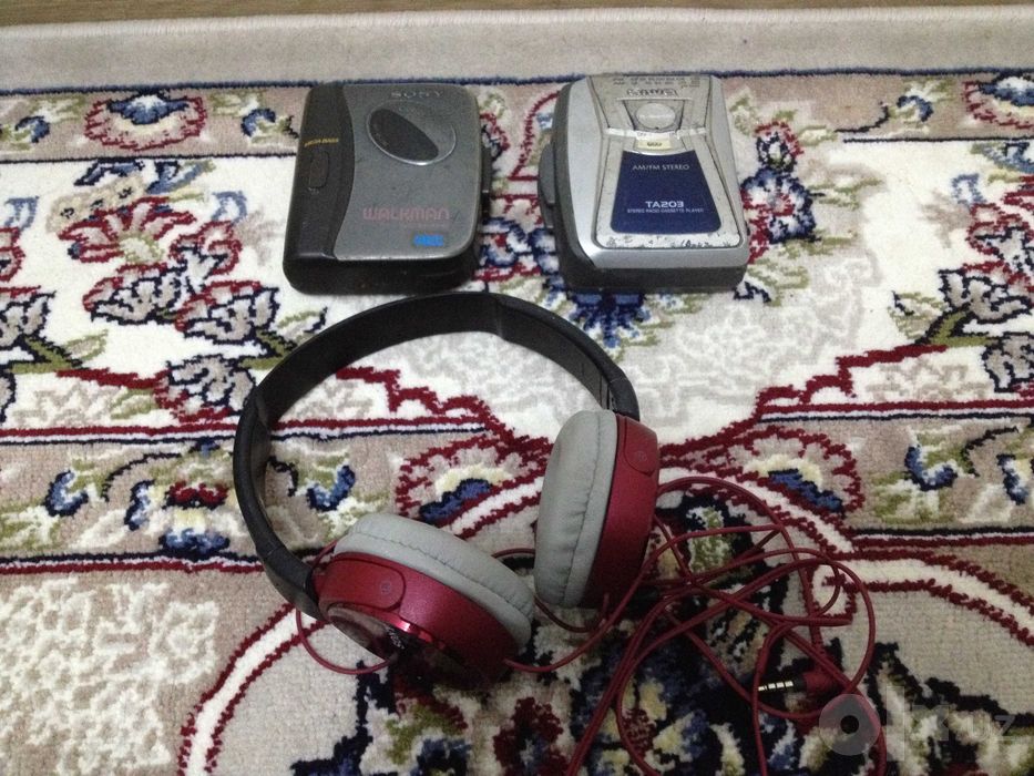 Плееры Sony Aiwa и наушники.