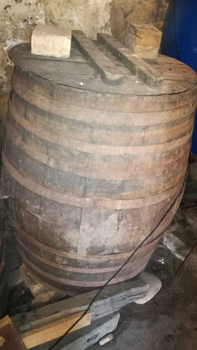 продавам дъбова каца за вино, 300 литра, и 250 литра