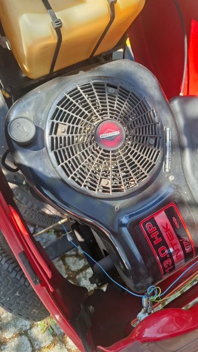 Tractorel tuns iarba