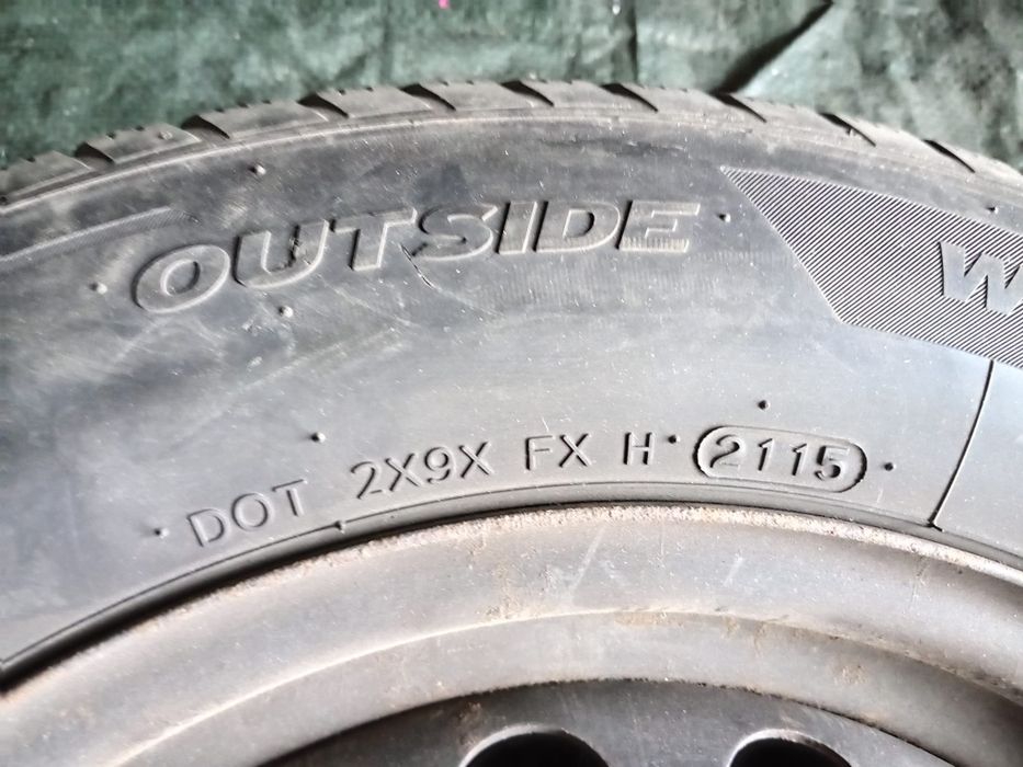 Vând anvelope de iarnă cu tot cu jante de tabla pentru Renault.