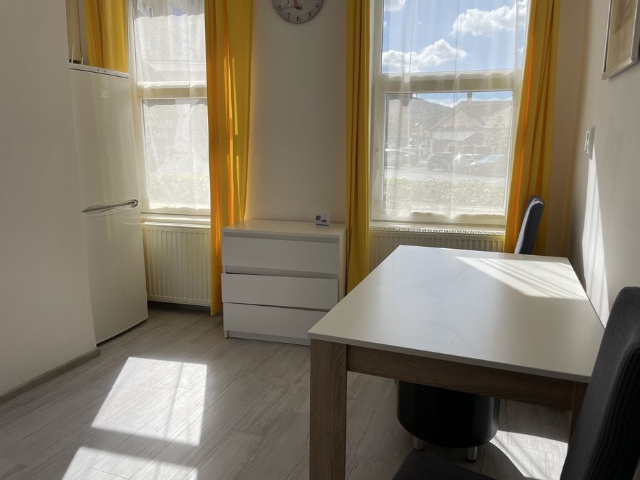 Inchiriez garsoniera aproape  de  Colina