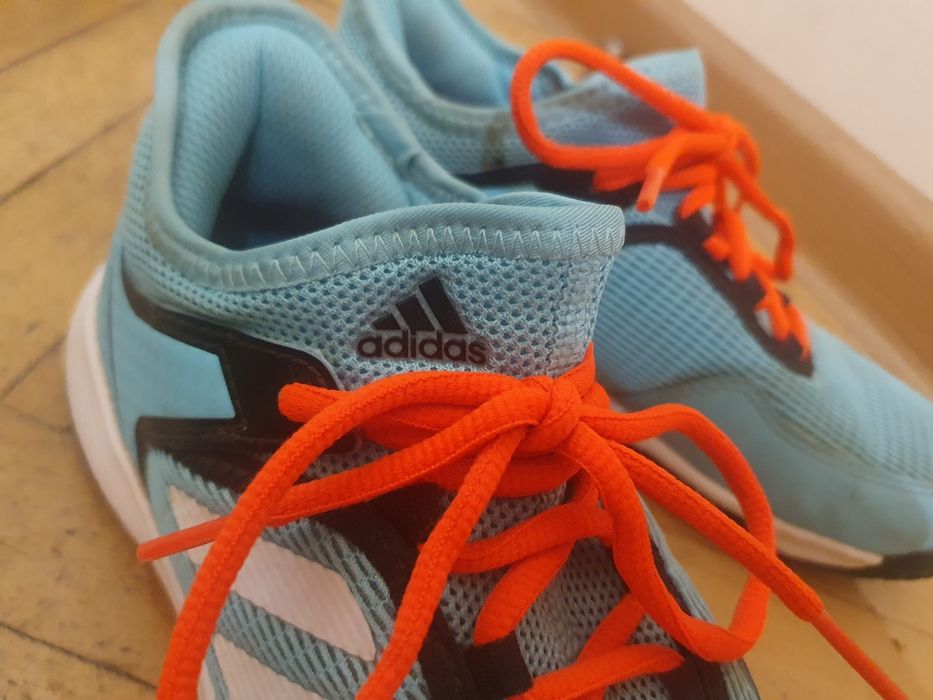 Маратонки за тенис за всички видове кортове на Адидас