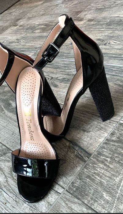 Лачени токчета